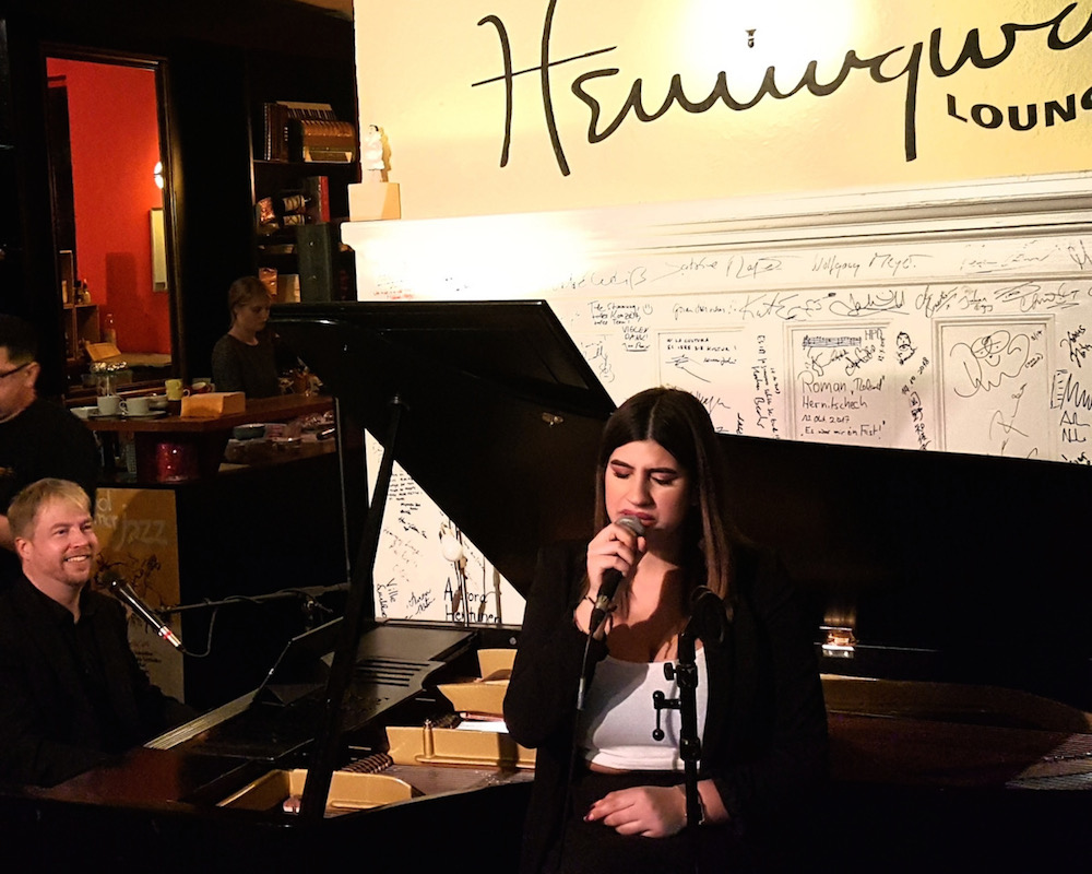 Bild: Streaming:  BarJazz live . Rüdiger Wolf (p & voc) . OZ (voc) . Wlad Larkin (b) - "Sweet Home Lounge"